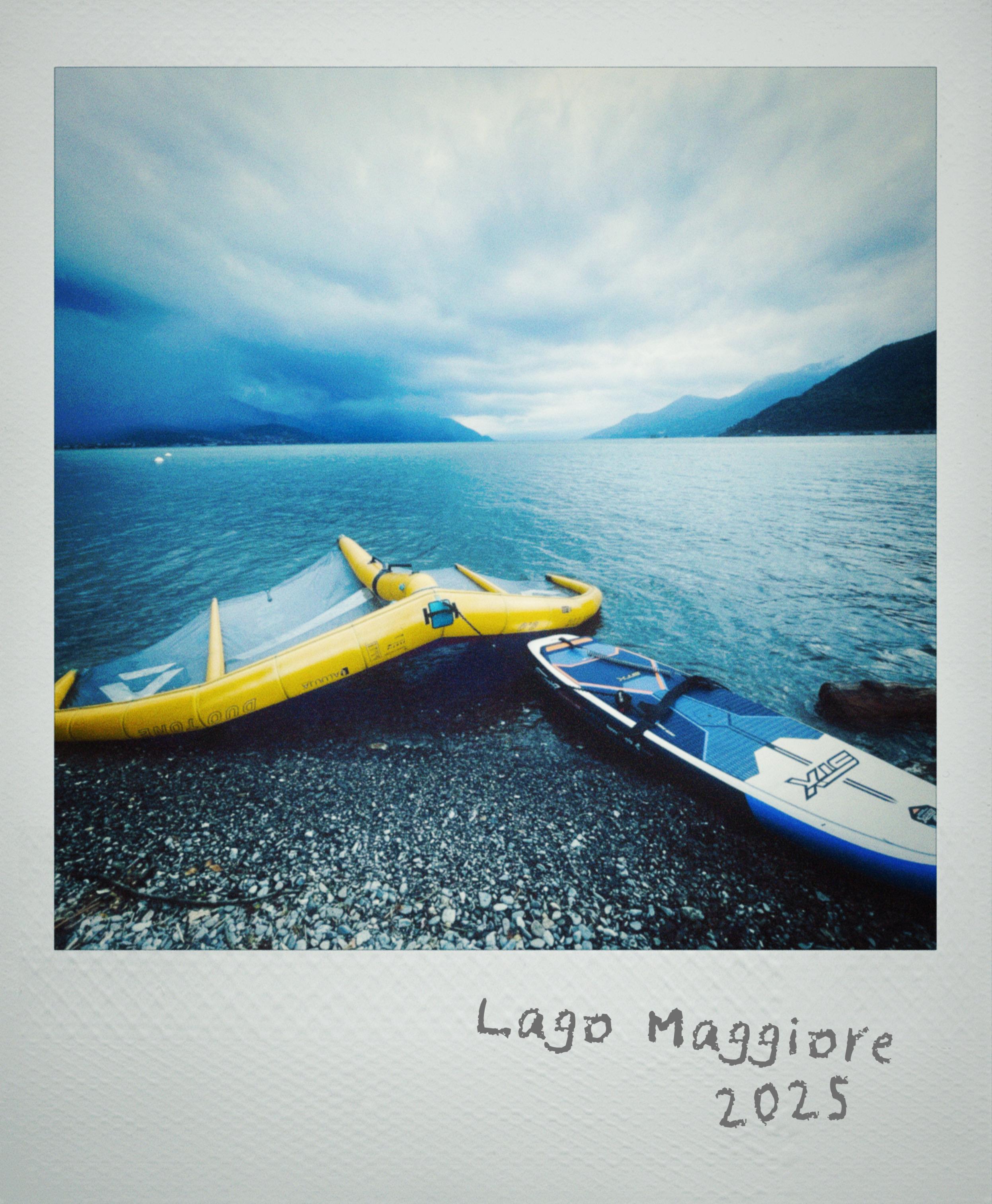 Ein Crossover-SUP mit 8er-Wing am Strand am Lago Maggiore.