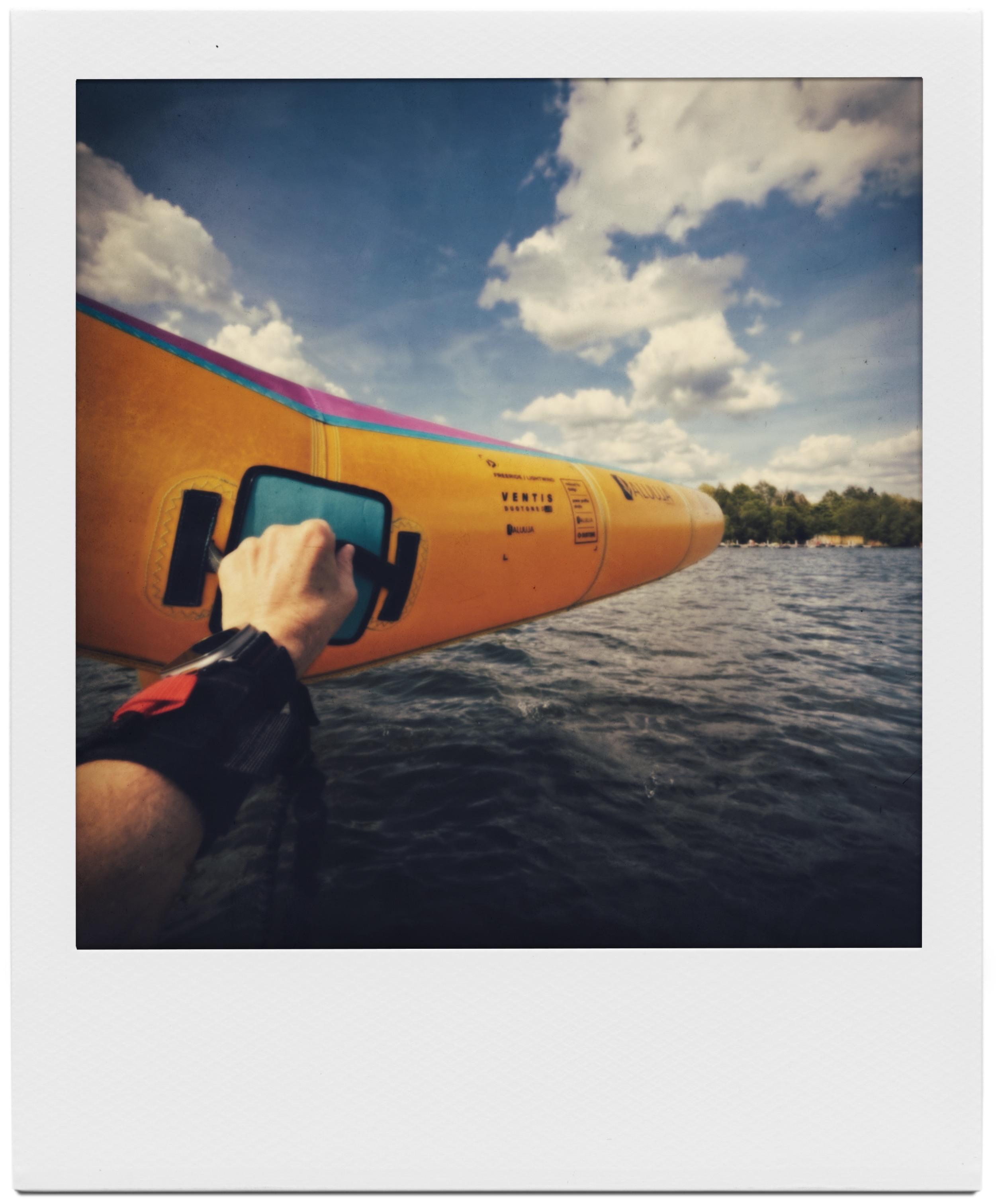 Wing (Sport: Wingfoil) auf einem See