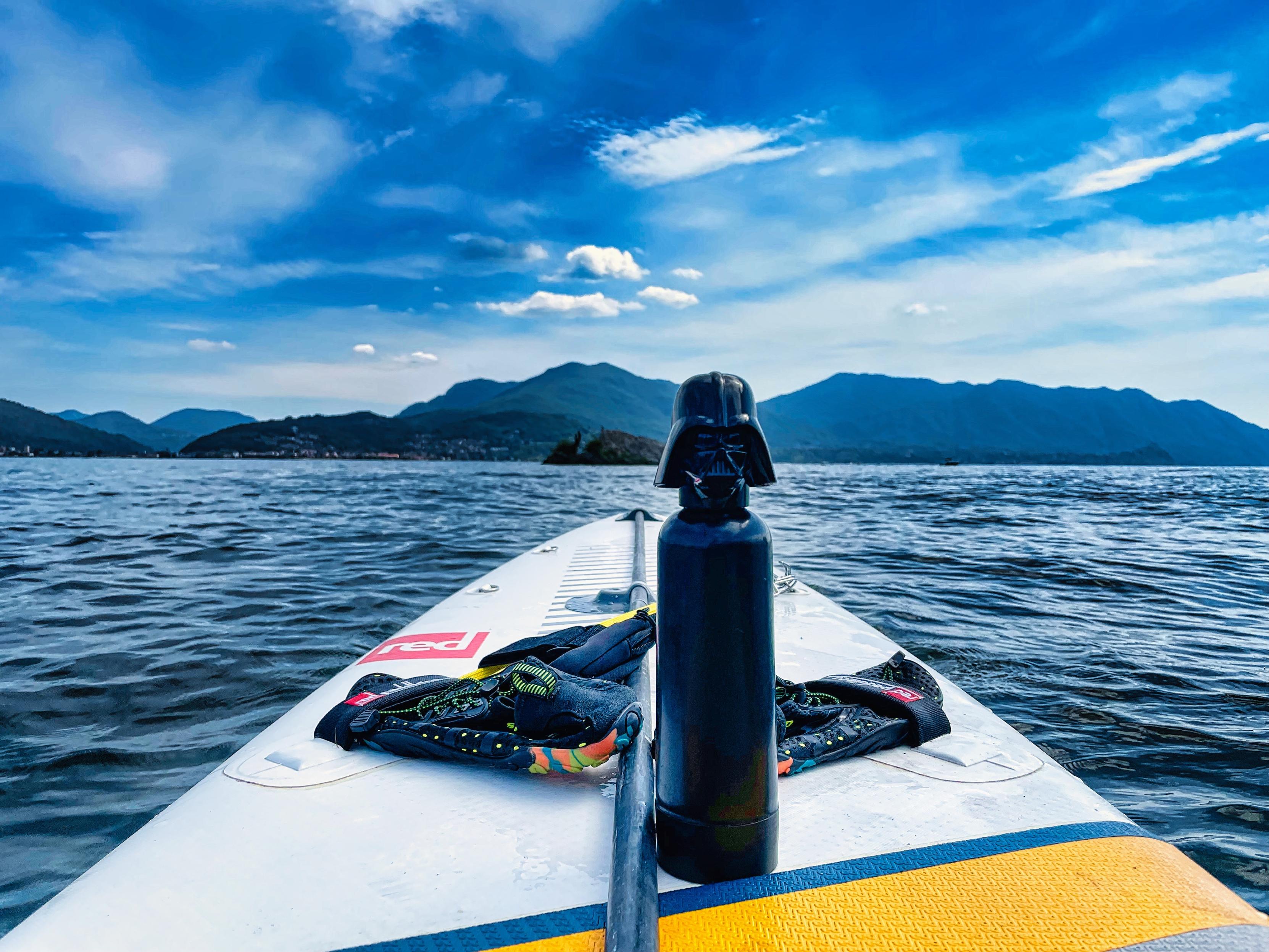 Race-SUP auf dem Lago Maggiore mit einer Darth-Vader-Trinkflasche darauf.