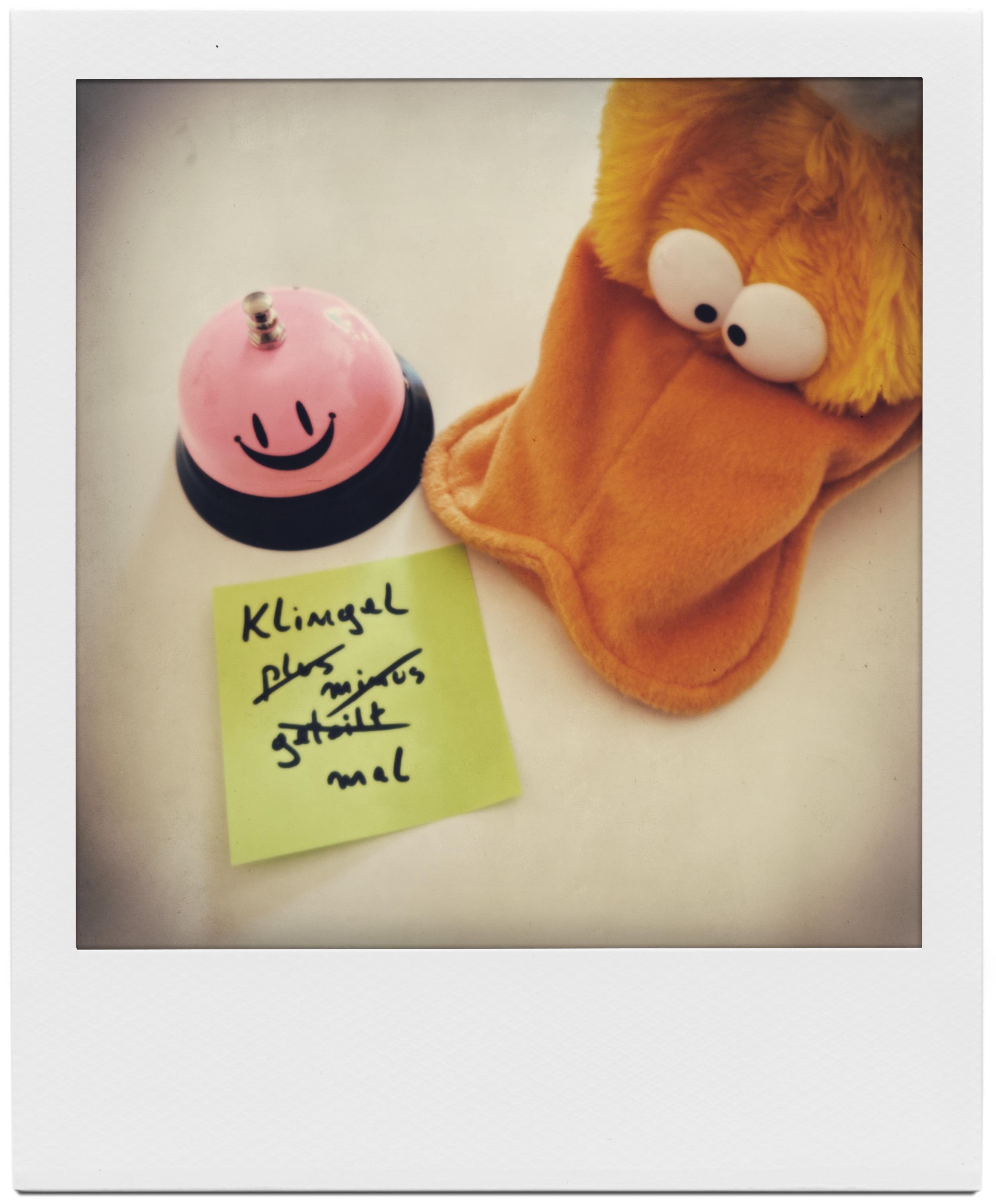Tischklingel mit Klingelaufforderung und Handpuppenente.