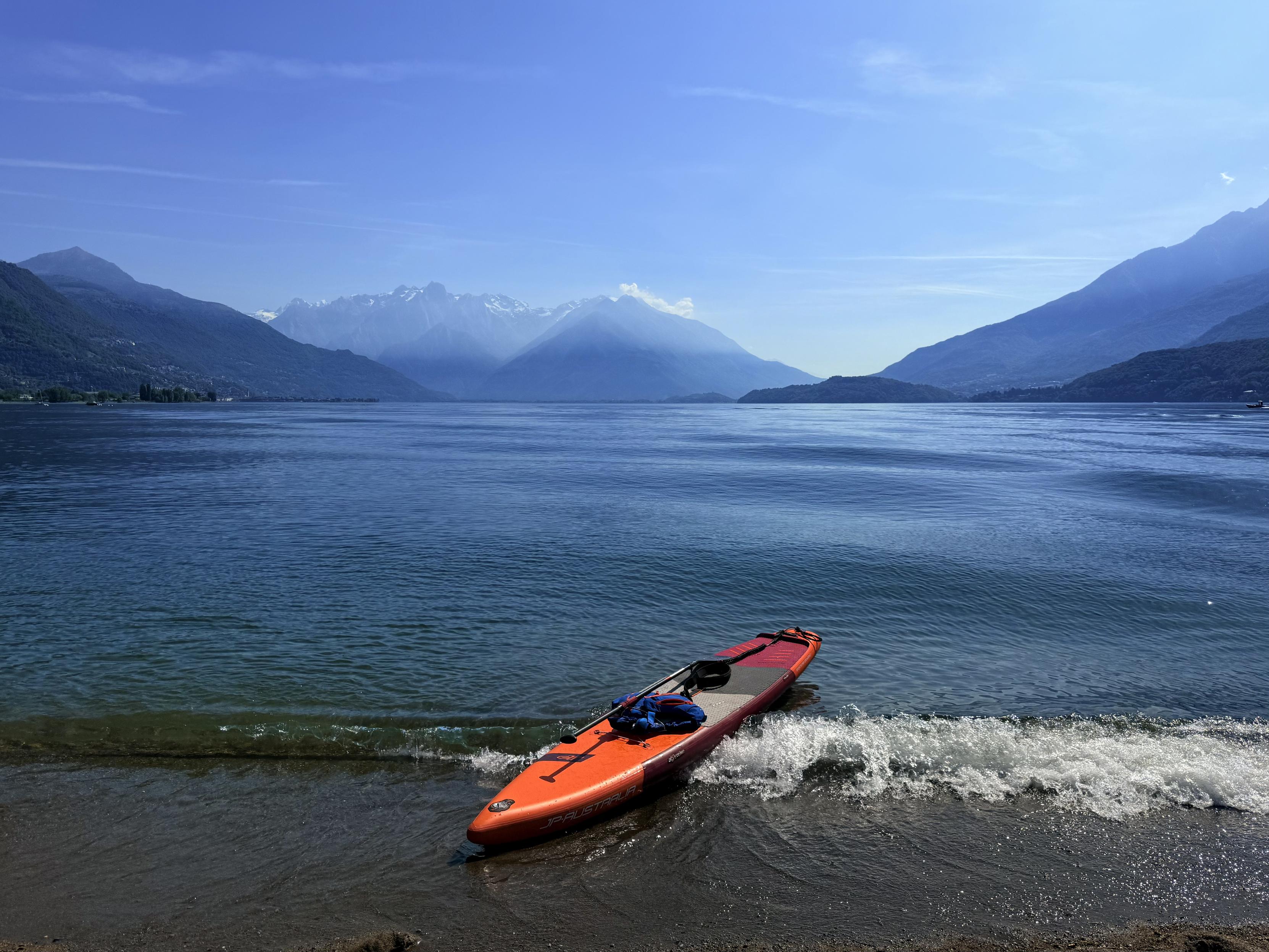 JP Australia SUP am Strand des Comer See in Dongo.